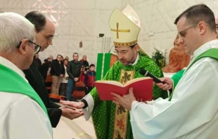 El Arzobispo de Madrid, Cardenal José Cobo, en el momento de confirmar a Javier, converso de origen judío. Crédito: Arzobispado de Madrid.
