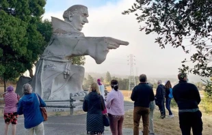 El Arzobispo de San Francisco, Mons. Salvatore Cordileone, se une a los participantes de la vigilia el 1 de julio de 2020 ante la estatua de San Junípero Serra a lo largo de la I-280 en California. Crédito: Joseph Previtali.
