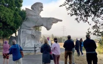 El Arzobispo de San Francisco, Mons. Salvatore Cordileone, se une a los participantes de la vigilia el 1 de julio de 2020 ante la estatua de San Junípero Serra a lo largo de la I-280 en California.