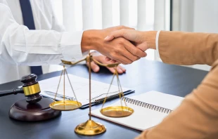 Imagen referencial de un asesoramiento jurídico. Crédito: Indypendenz / Canva