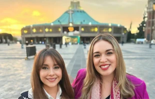 Actriz mexicana Karyme Lozano y Gaby Jácoba, directora del Festival Internacional de Cine Católico, durante premiere de Guadalupe, Madre de la Humanidad en la Plaza Mariana de la Basílica de Guadalupe. Crédito: Cortesía.