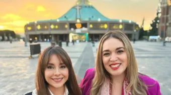 Actriz mexicana Karyme Lozano y Gaby Jácoba, directora del Festival Internacional de Cine Católico, durante premiere de Guadalupe, Madre de la Humanidad en la Plaza Mariana de la Basílica de Guadalupe.