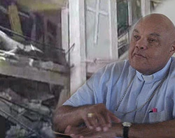 Mons. Louis Ku00e9breau, Arzobispo de Cap-Haitien (al fondo los restos del seminario de Puerto Pru00edncipe)?w=200&h=150