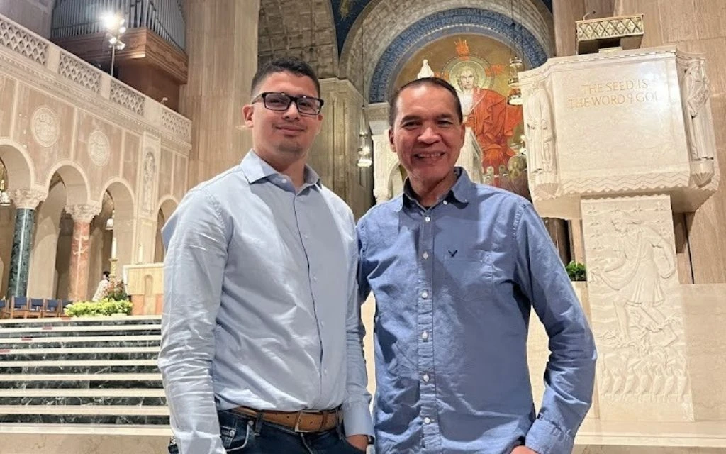 Kevin Lara (a la izquierda) junto a su suegro, Felino, en la Basílica del Santuario Nacional de la Inmaculada Concepción, en Washington D.C.?w=200&h=150