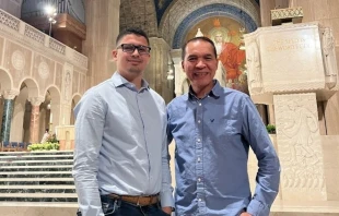 Kevin Lara (a la izquierda) junto a su suegro, Felino, en la Basílica del Santuario Nacional de la Inmaculada Concepción, en Washington D.C. Crédito: Cortesía de Kevin Lara.