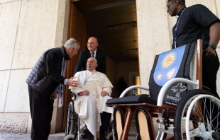 El P. Enrique “Kike” Figaredo ha entregado al Papa Francisco una silla de ruedas realizada por supervivientes de las minas en Camboya. Crédito: Cortesía.