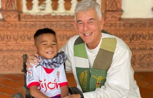 P. "Kike" Figaredo con uno de los niños discapacitados a los que ayuda en Camboya Crédito: cortesía