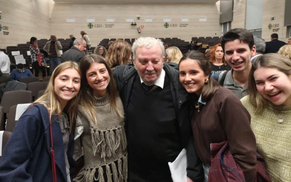 El iniciador del Camino Neocatecumenal, Kiko Argüello, junto a unas jóvenes. Crédito: Nicolás de Cárdenas / ACI Prensa.