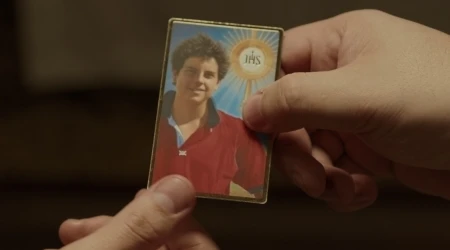 Escena de "Kit de santidad" sobre los consejos de San Carlo Acutis para alcanzar el cielo.