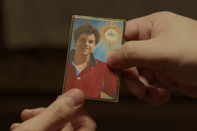 Escena de "Kit de santidad" sobre los consejos de San Carlo Acutis para alcanzar el cielo.