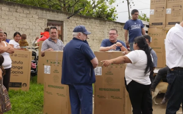 Los Caballeros de Colón se organizaron con la comunidad y realizaron un censo para conocer las necesidades de los damnificados por las lluvias e inundaciones. Crédito: Reese Cuevas.