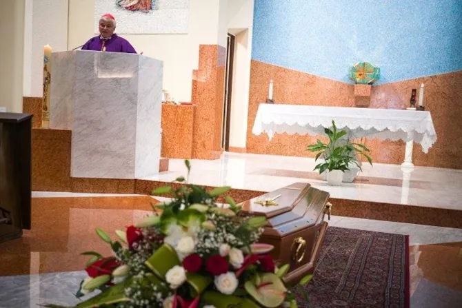 El Cardenal Krajewski celebra el funeral de "Mirko"