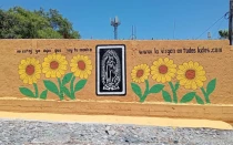 Una pared con la imagen de "La Virgen en todos lados".