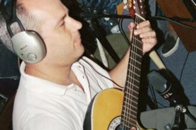 Cientos dan último adiós a cantautor católico Eduardo Gildemeister