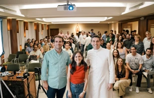 P. Juan Carlos Vásconez junto a miembros y participantes de "La Plena". Crédito: Iglesia San Josemaria