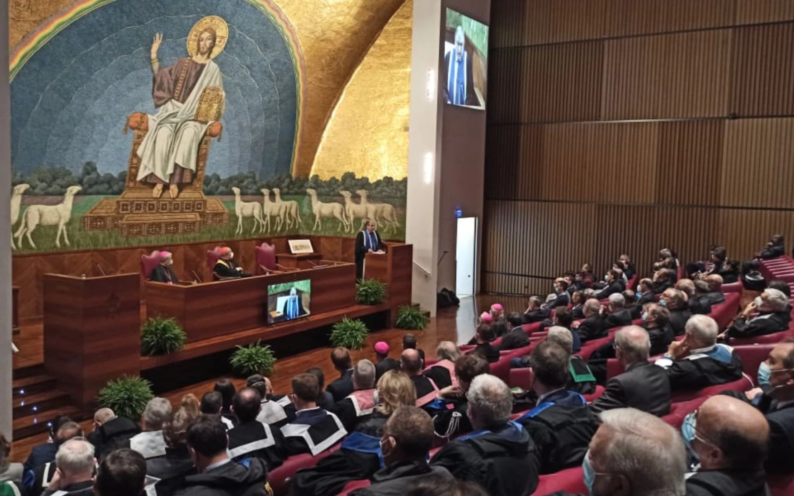 La Pontificia Universidad Lateranense es conocida como la "Universidad del Papa" debido a su estrecho vínculo con la Santa Sede y su rol en la formación de líderes de la Iglesia?w=200&h=150
