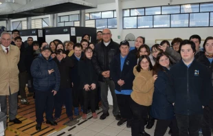 Mons. Chomali con trabajadores de la Lavandería 21 Crédito: Iglesia de Concepción