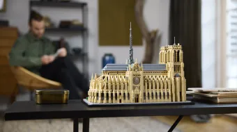 Nuevo set de LEGO de la Catedral de Notre-Dame de París, disponible desde el 1 de junio de 2024.