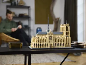 LEGO pone a la venta nuevo set de la Catedral de Notre Dame de París