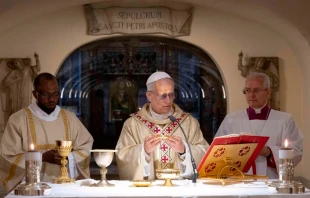 El Papa León XIV celebra la Misa en el altar que está cerca de la tumba de San Pedro, en las Grutas Vaticanas. Crédito: Vatican Media.