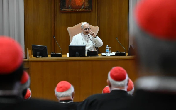 El Papa León XIV se dirige a los cardenales este 10 de mayo. Crédito: Vatican Media
