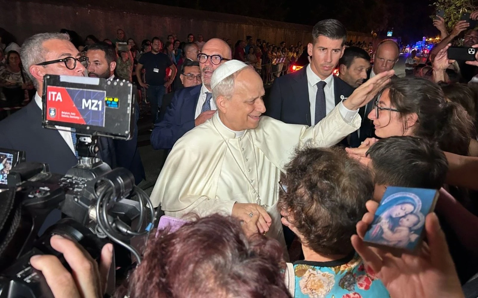 El Papa León XIV saluda a los fieles a las puertas de Castel Gandolfo el 19 de agosto de 2025.?w=200&h=150