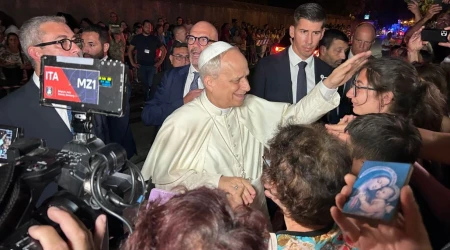 El Papa León XIV saluda a los fieles a las puertas de Castel Gandolfo el 19 de agosto de 2025.