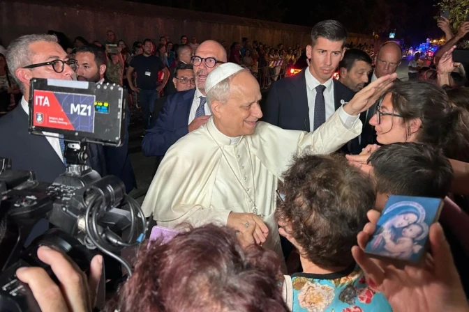 El Papa León XIV saluda a los fieles a las puertas de Castel Gandolfo el 19 de agosto de 2025.