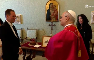 El Papa León XIV recibe un pastel de cumpleaños y las credenciales del nuevo embajador de Estados Unidos en el Vaticano. Crédito: ACI Prensa / EWTN News.