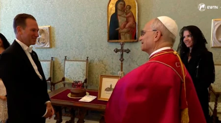 El Papa León XIV recibe un pastel de cumpleaños y las credenciales del nuevo embajador de Estados Unidos en el Vaticano 13092025