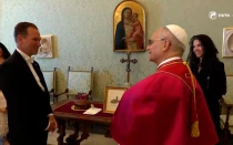 El Papa León XIV recibe un pastel de cumpleaños y las credenciales del nuevo embajador de Estados Unidos en el Vaticano.
