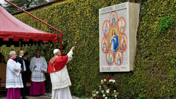 El Papa León XIV bendice el mosaico mariano este sábado 31 de enero en los Jardines Vaticanos. Crédito: Vatican Media.