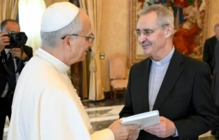 El Papa León XIV junto al director de "La Civiltà Cattolica", P. Nuno da Silva, SJ. Crédito: Vatican Media.