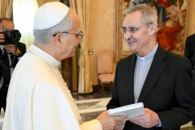 El Papa León XIV junto al director de "La Civiltà Cattolica", P. Nuno da Silva, SJ.
