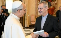 El Papa León XIV junto al director de "La Civiltà Cattolica", P. Nuno da Silva, SJ.