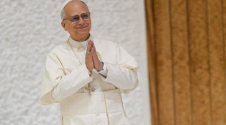 El Papa León XIV ingresa en el Aula Pablo VI del Vaticano al inicio de una Audiencia General.