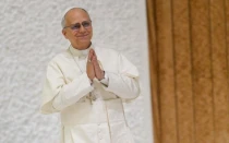 El Papa León XIV ingresa en el Aula Pablo VI del Vaticano al inicio de una Audiencia General.