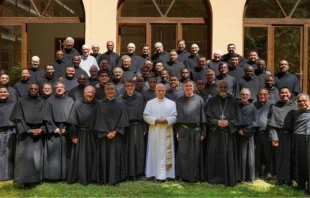 Papa León XIV con miembros de la Orden de San Agustín Crédito:  Fondazione Agostiniani nel Mondo