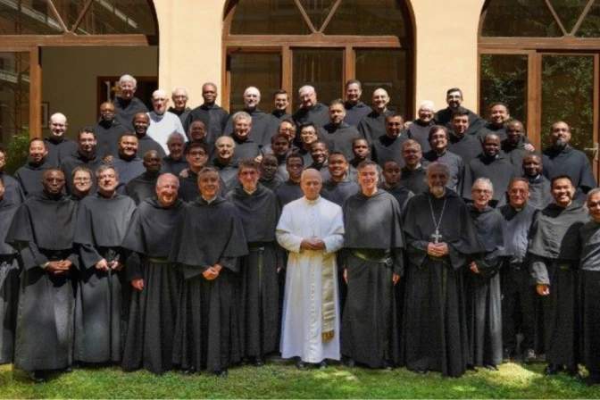 Papa León XIV con miembros de la Orden de San Agustín