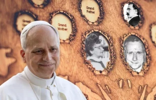 El Papa León XIV junto a fotos de su abuelo, madre y padre al fondo. Crédito: Ilustración del National Catholic Register / Daniel Ibáñez/Dominio Público/Uso Justo.