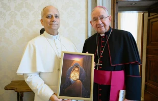 El Papa León XIV muestra la pintura "Virgen Monarca", obsequio del Arzobispo de Los Ángeles, Mons. José Gomez, a quien recibió este viernes en el Vaticano. Crédito: Vatican Media.