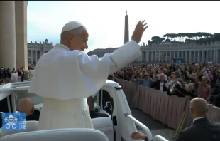 El Papa León XIV saluda a los peregrinos en la Plaza de San Pedro en el Vaticano, este miércoles 15 de octubre antes del inicio de su Audiencia General. Crédito: Captura de video/Vatican Media.