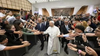 El Papa León XIV saluda a los fieles en el Aula Pablo VI en el Vaticano.