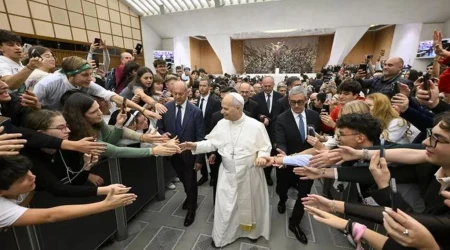 El Papa León XIV saluda a los fieles en el Aula Pablo VI en el Vaticano.