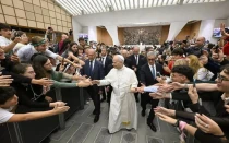 El Papa León XIV saluda a los fieles en el Aula Pablo VI en el Vaticano.