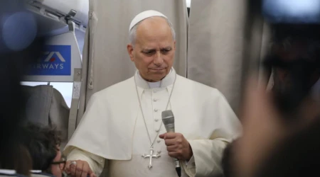 El Papa León XIV en la rueda de prensa en el avión en el que volvió a Roma.