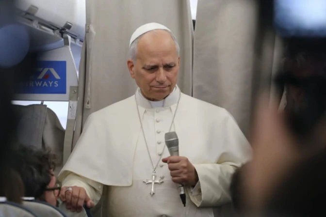 El Papa León XIV en la rueda de prensa en el avión en el que volvió a Roma.