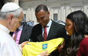 El Papa León XIV recibe la camiseta de Brasil de manos de Cafú. Crédito: Vatican Media.