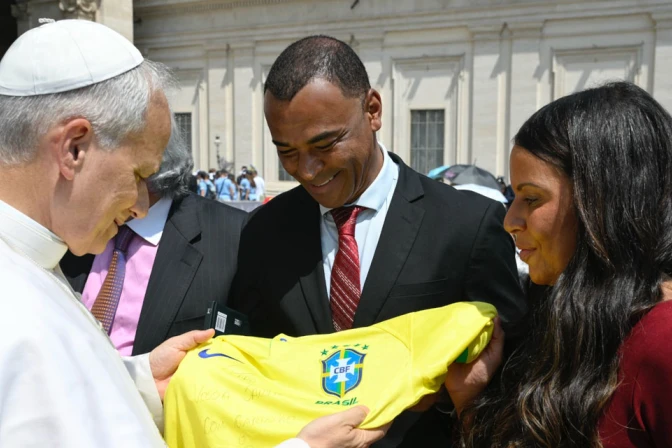 El Papa León XIV recibe la camiseta de Brasil de manos de Cafú 11062025