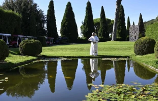 El Papa León XIV alimenta a los peces durante la inauguración el 5 de septiembre de 2025 de Borgo Laudato Si’, una aldea ecológica en la finca papal de Castel Gandolfo, a 29 kilómetros al sur de Roma. Crédito: Vatican Media.